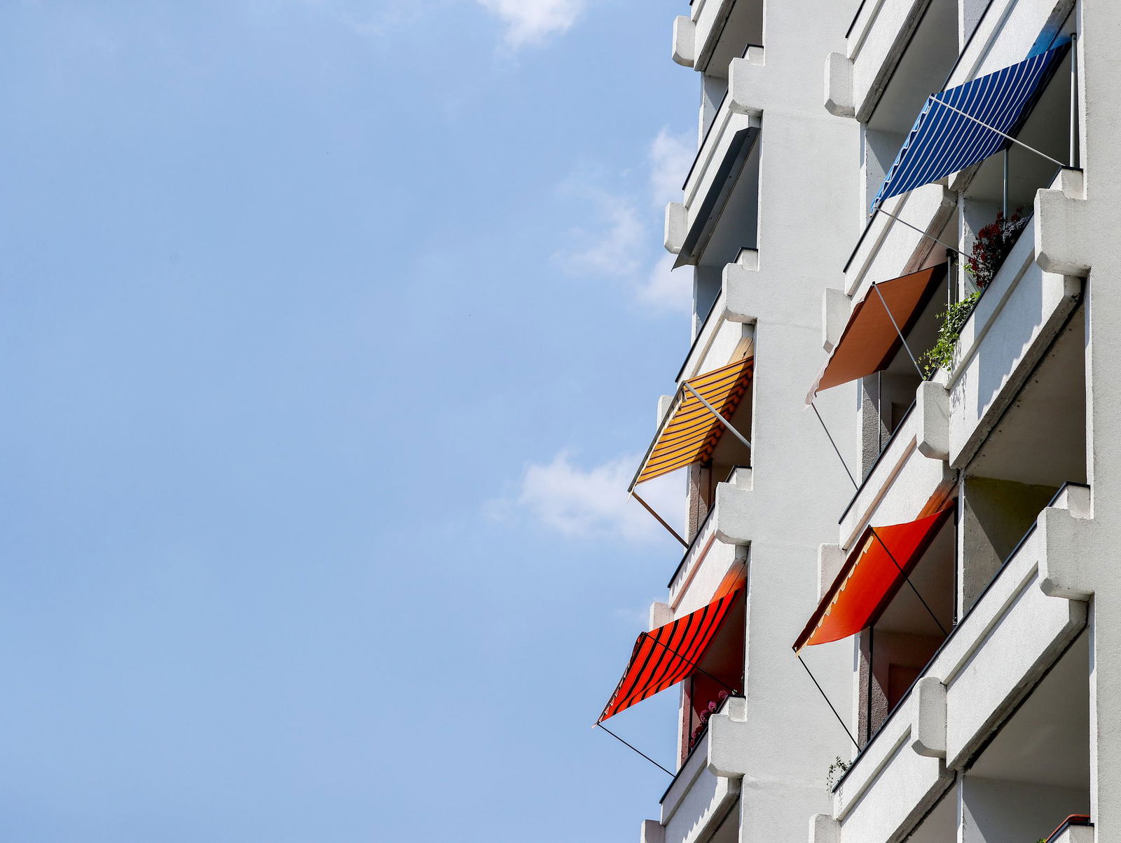 Hitzeschutz am Haus: Die Wohnung sollte möglichst kühl bleiben. (Symbolbild)