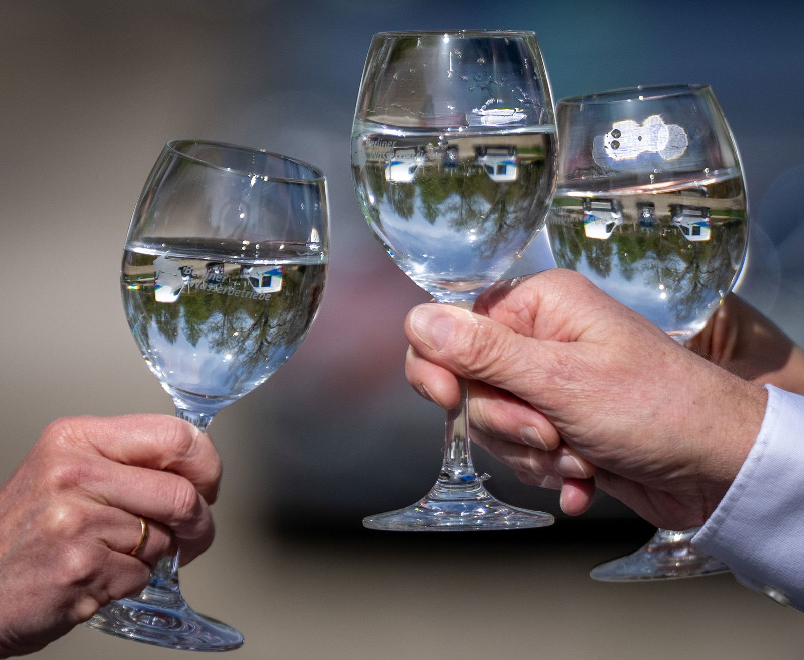 Zwischen eineinhalb und drei Liter sollten gesunde Menschen trinken. (Symbolbild)