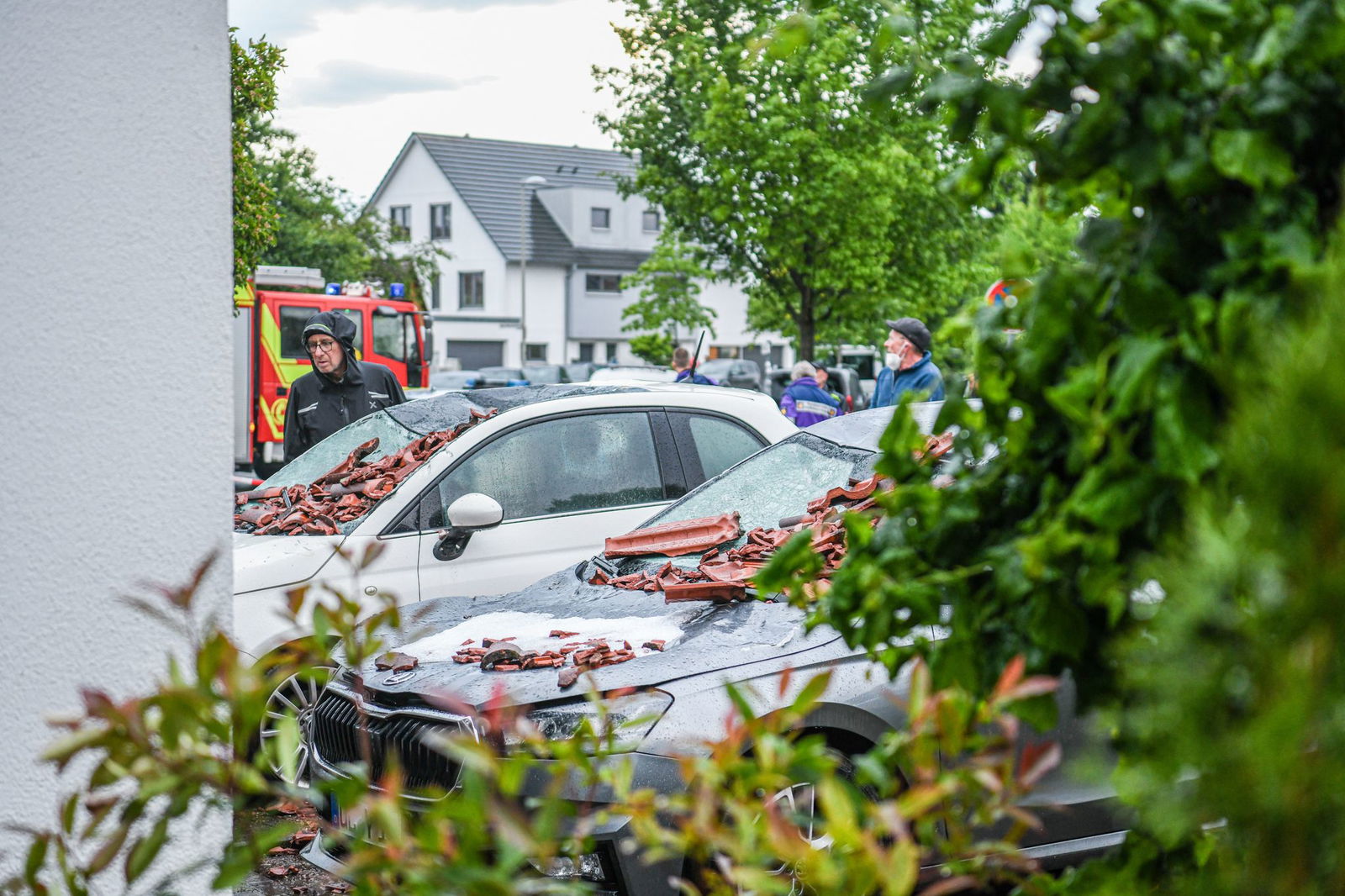 Herabgestürzte Dachziegel haben im Stadtteil Donaustetten nach dem Unwetter parkende Fahrzeuge beschädigt. 