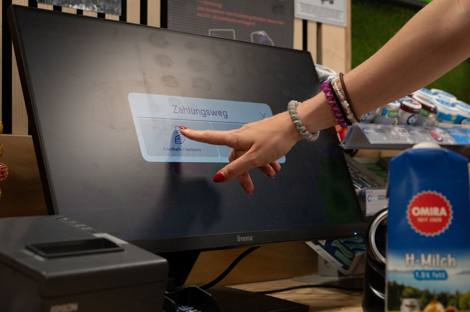 Auch die Politik hält solche Mini-Supermärkte für wichtig. Mit ihnen könnten Menschen auf dem Dorf Dinge des täglichen Bedarfs kaufen, ohne zig Kilometer mit dem Auto fahren zu müssen, sagt etwa Andreas Schwarz, Fraktionsvorsitzender der Grünen im Landta…