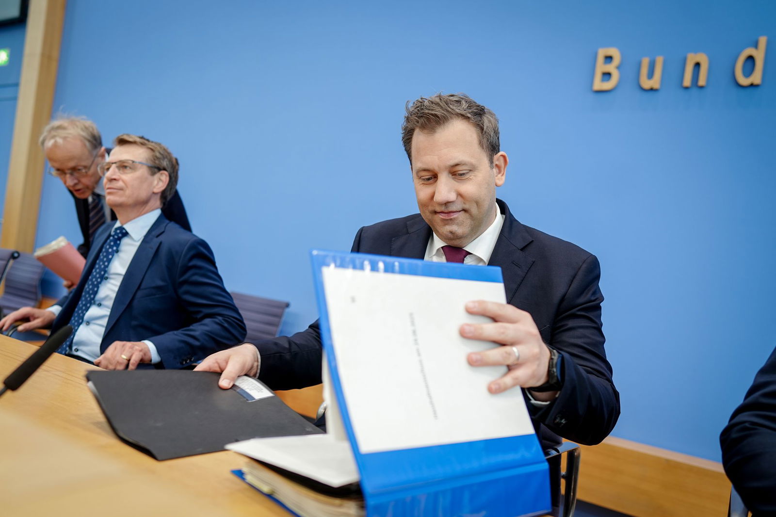 Finanzminister Klingbeil stellt seine Etatpläne in Berlin vor. 