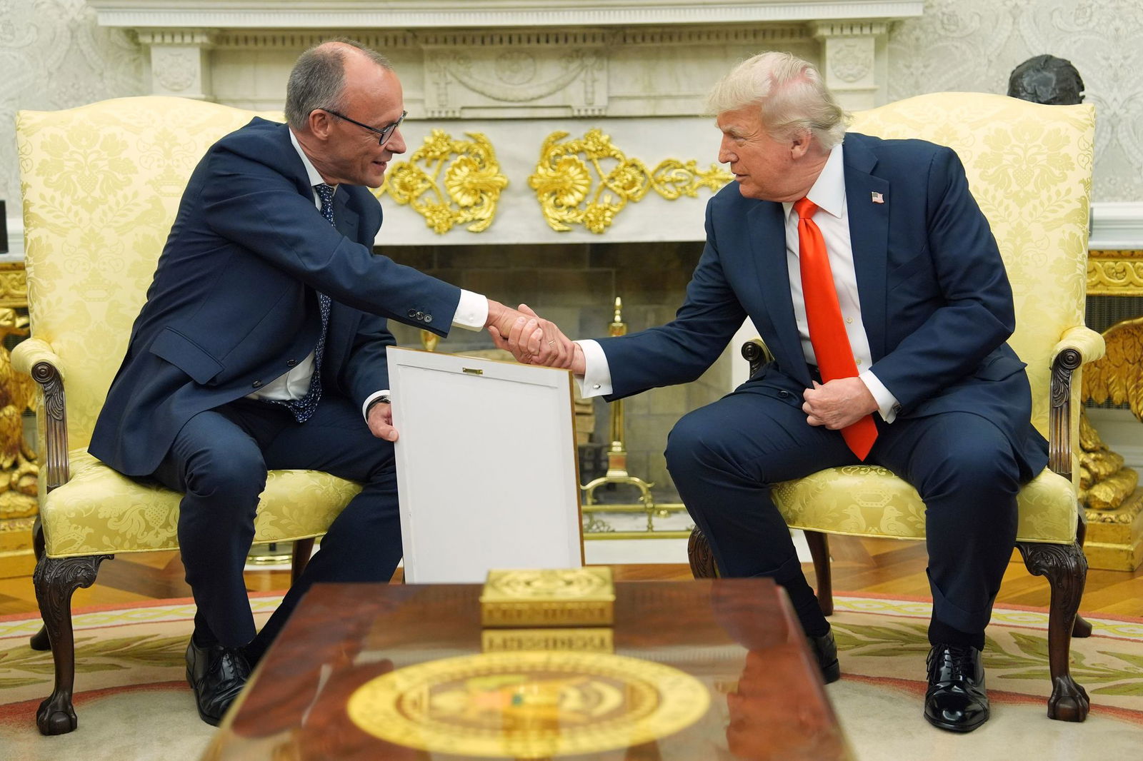 Merz übergab das Gastgeschenk im Oval Office. 