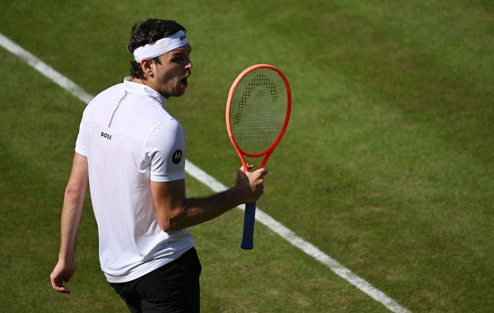 US-Amerikaner Taylor Fritz behauptet sich zum Auftakt in zwei Sätzen.