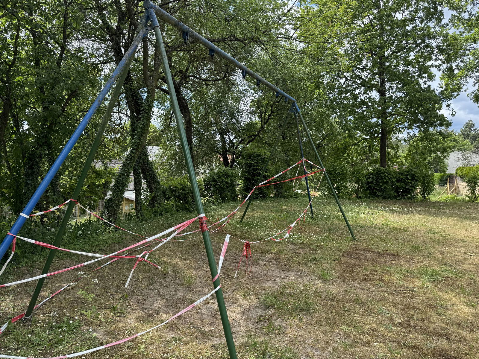 Mit weiß-rotem Flatterband ist eine Schaukel in Eckenroth gesperrt.