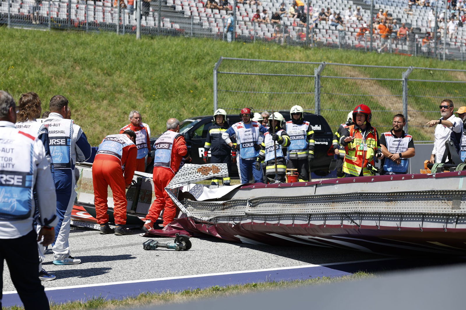 Aufräumarbeiten am Red-Bull-Ring.
