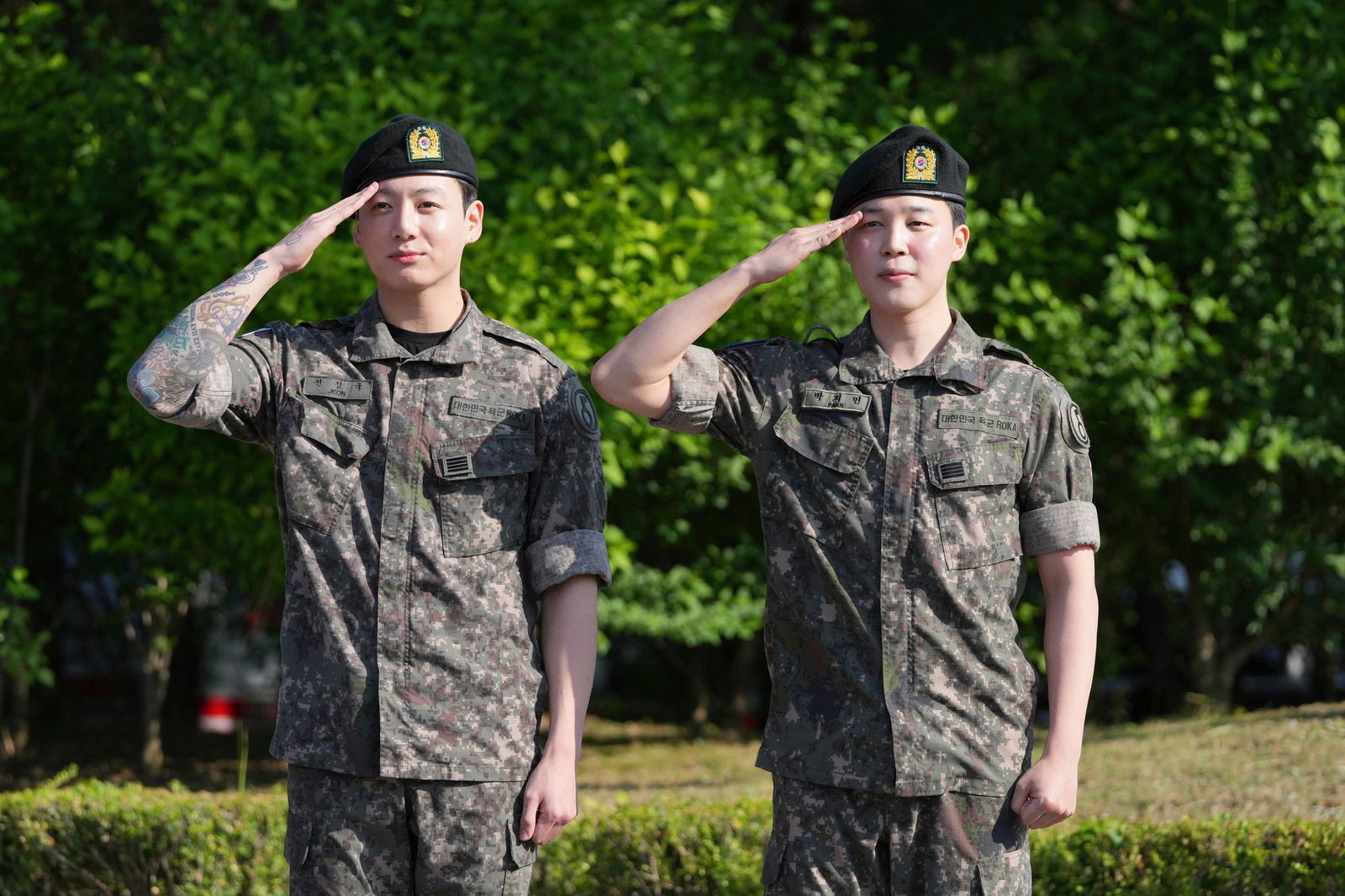 Die Mitglieder der K-Pop-Band BTS, Jimin (r) und Jung Kook, salutieren nach ihrer Entlassung aus dem Militärdienst.