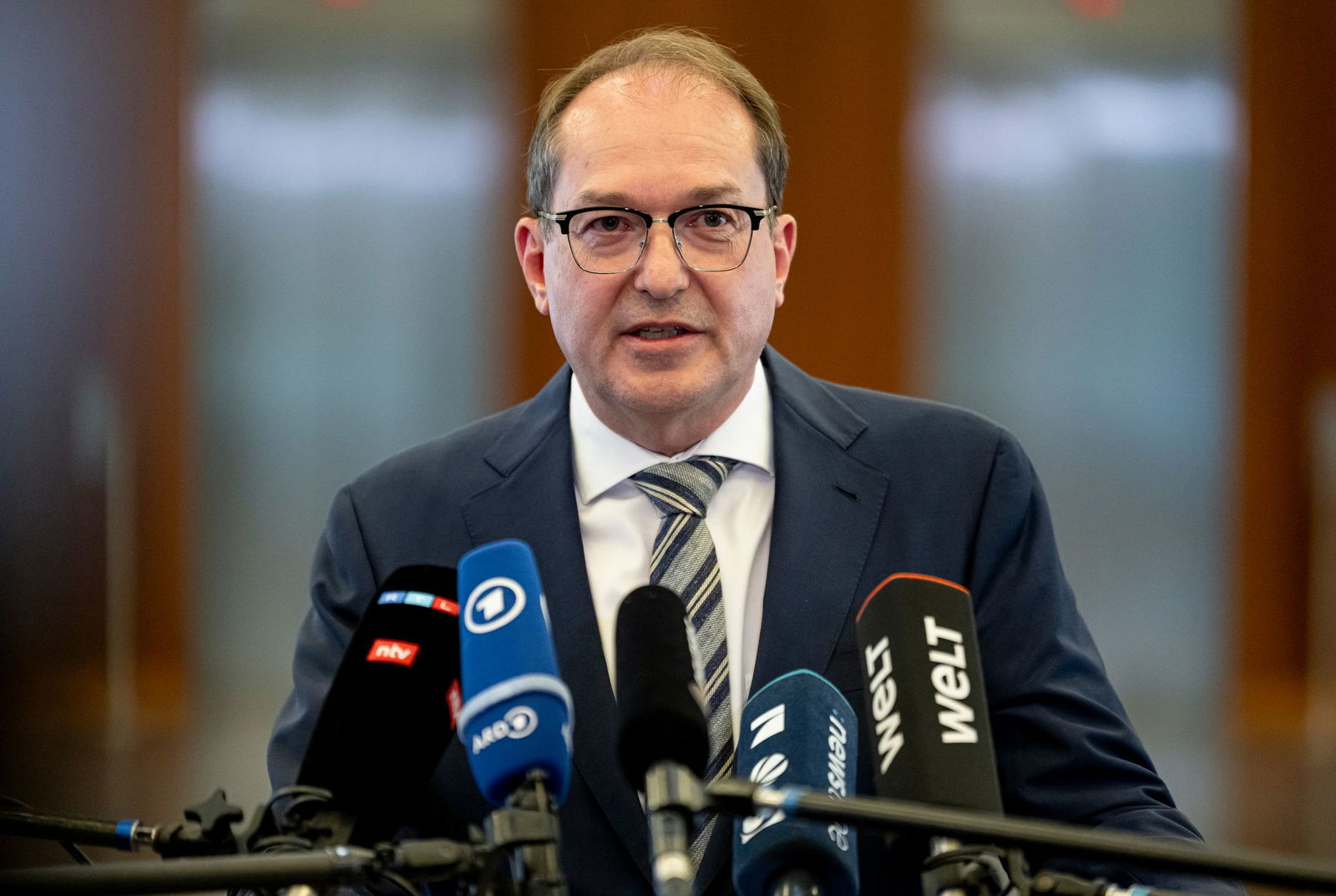 Wenige Stunden nach der Veröffentlichung der Entscheidung des Berliner Verwaltungsgerichts tritt Bundesinnenminister Alexander Dobrindt (CSU) in Berlin vor die Presse.
