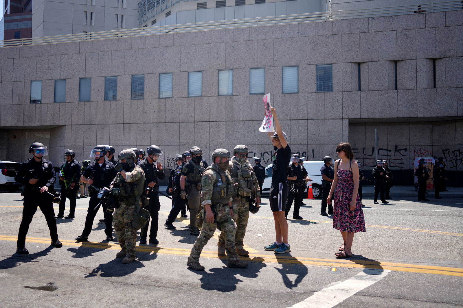Seit Freitag protestieren Menschen in der US-Westküstenmetropole gegen die einschüchternden Razzien der Behörden.