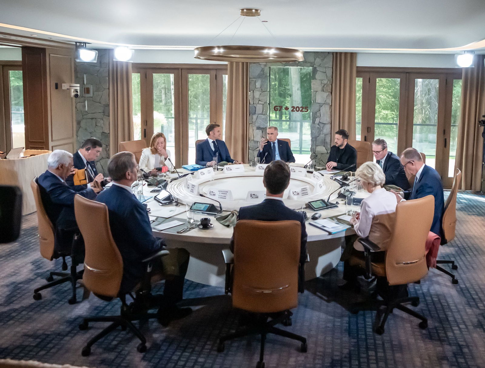 Mit Selenskyj, aber ohne Trump: Der G7-Gipfel nach der Abreise des US-Präsidenten.