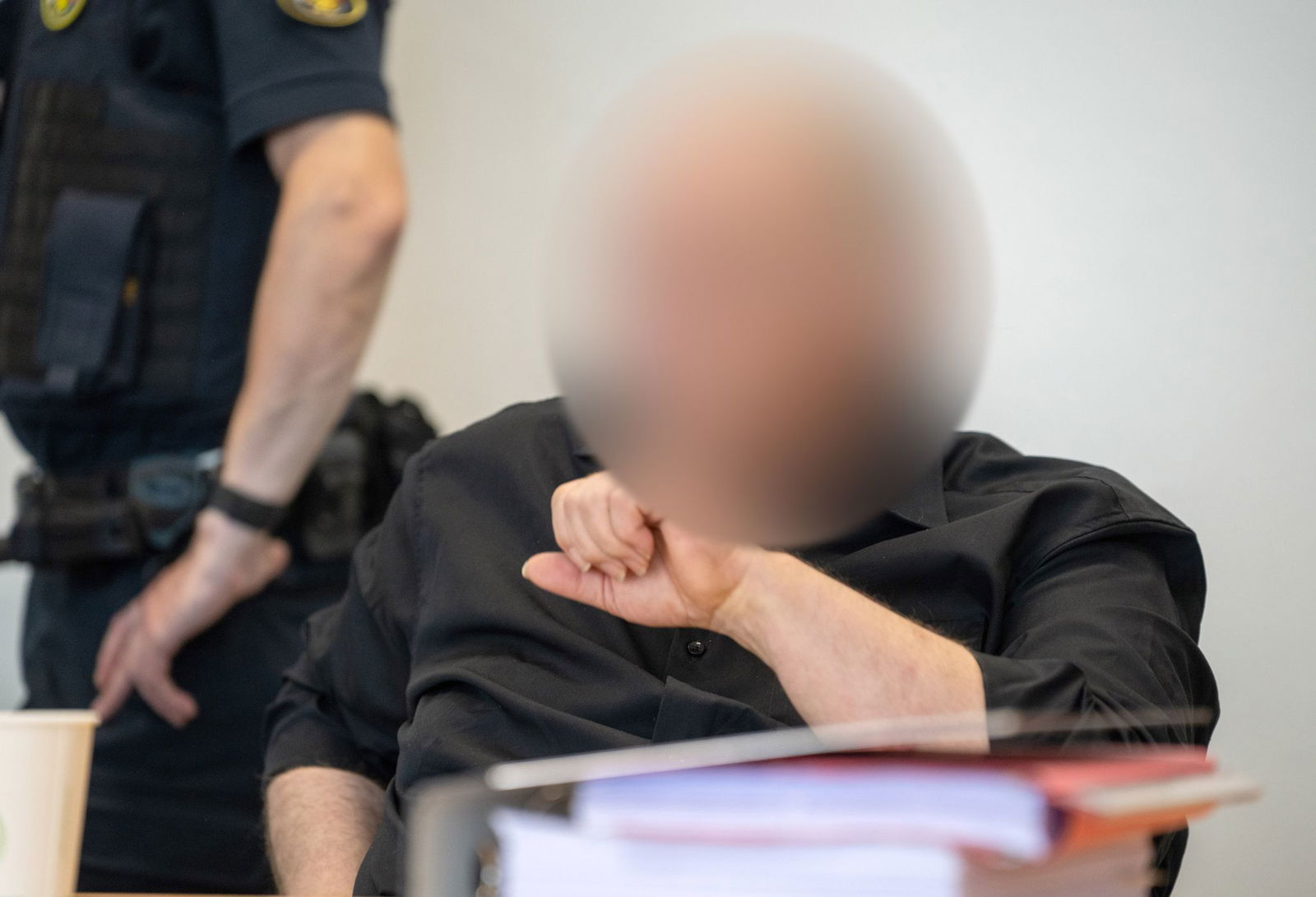 Der Angeklagte bestreitet die Vorwürfe.