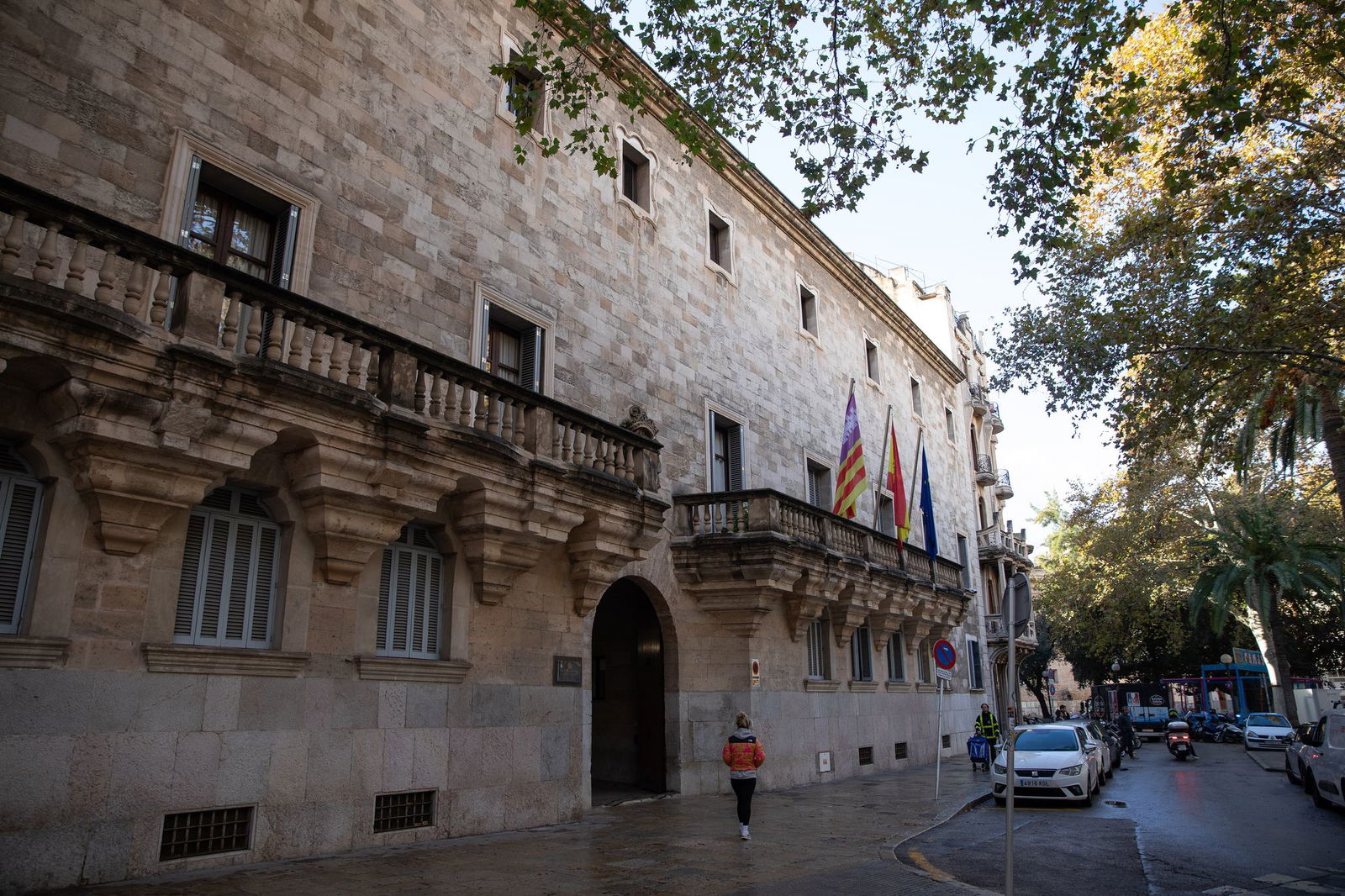 Ein deutscher Urlauber ist vom Landgericht in Palma auf Mallorca vom Vorwurf des versuchten Polizistenmordes freigesprochen worden. Er erhielt eine zweijährige Bewährungsstrafe wegen Körperverletzung und Widerstands gegen die Staatsgewalt. (Archivbild)