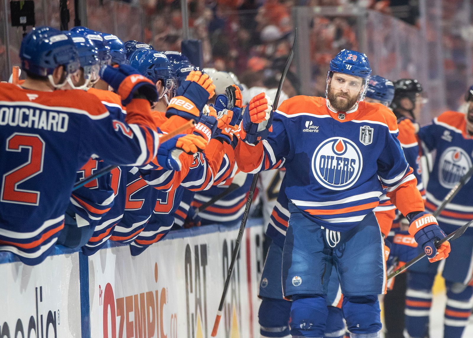  Leon Draisaitl wird nach seinem Treffer von seinen Teamkollegen gefeiert.