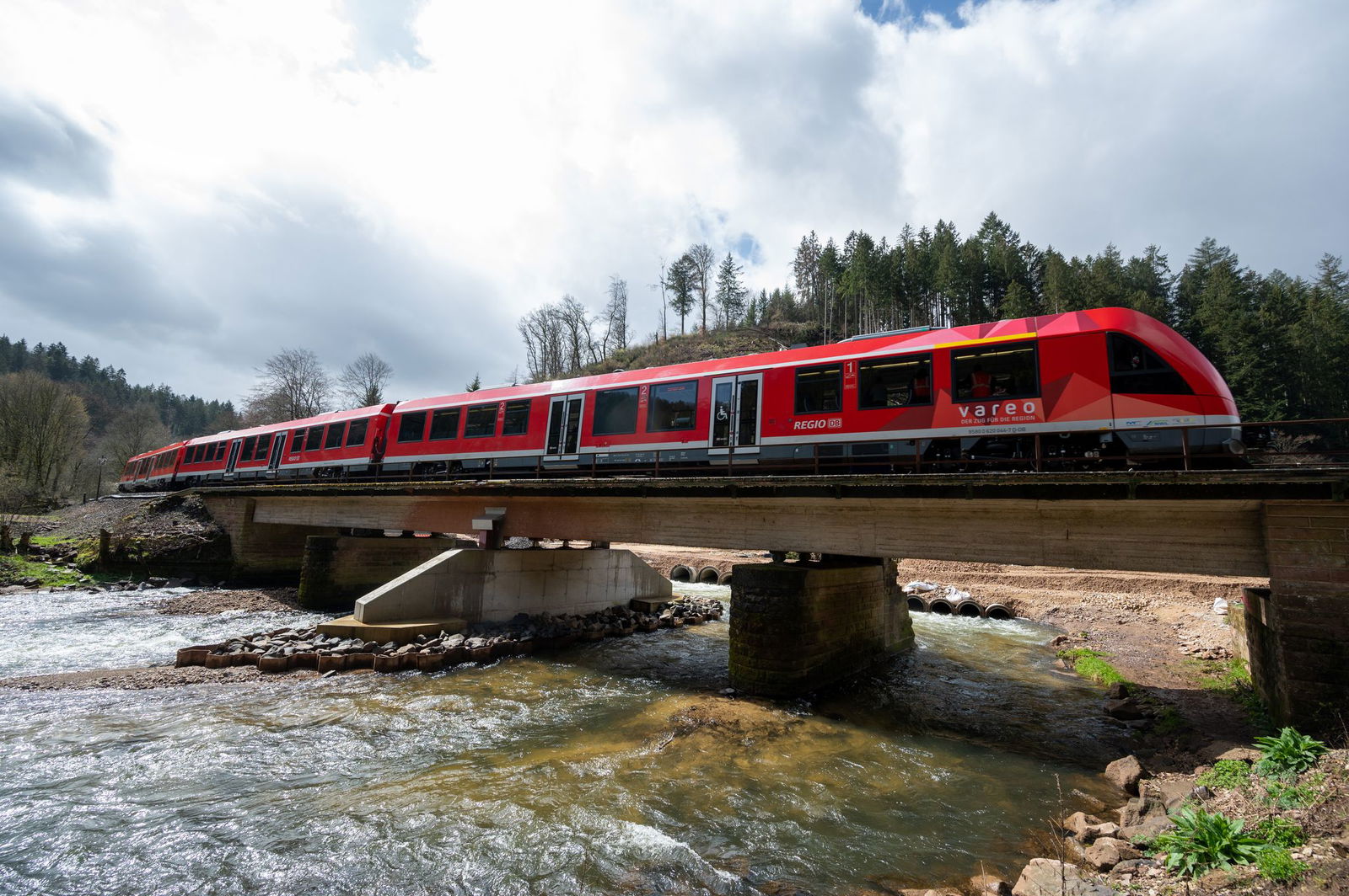 Die Deutsche Bahn informiert über einen wichtigen Etappenschritt beim Wiederaufbau der Eifelstrecke (Archivbild)