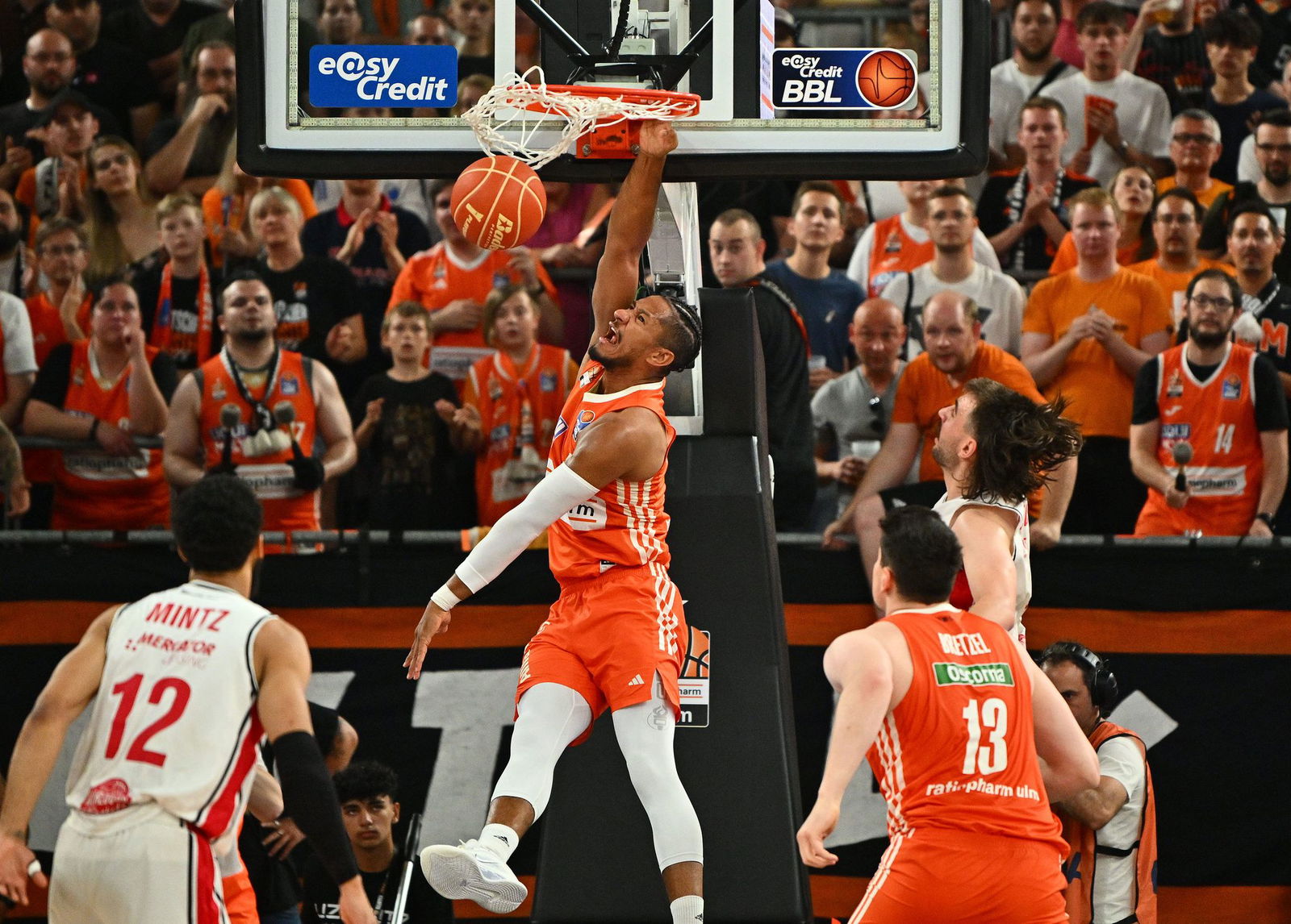 Karim Jallow bejubelt einen Dunk.
