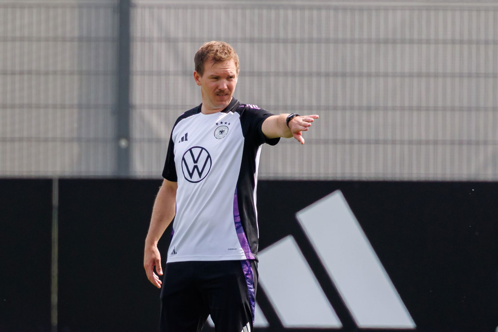 Julian Nagelsmann in Aktion beim Training in Herzogenaurach.