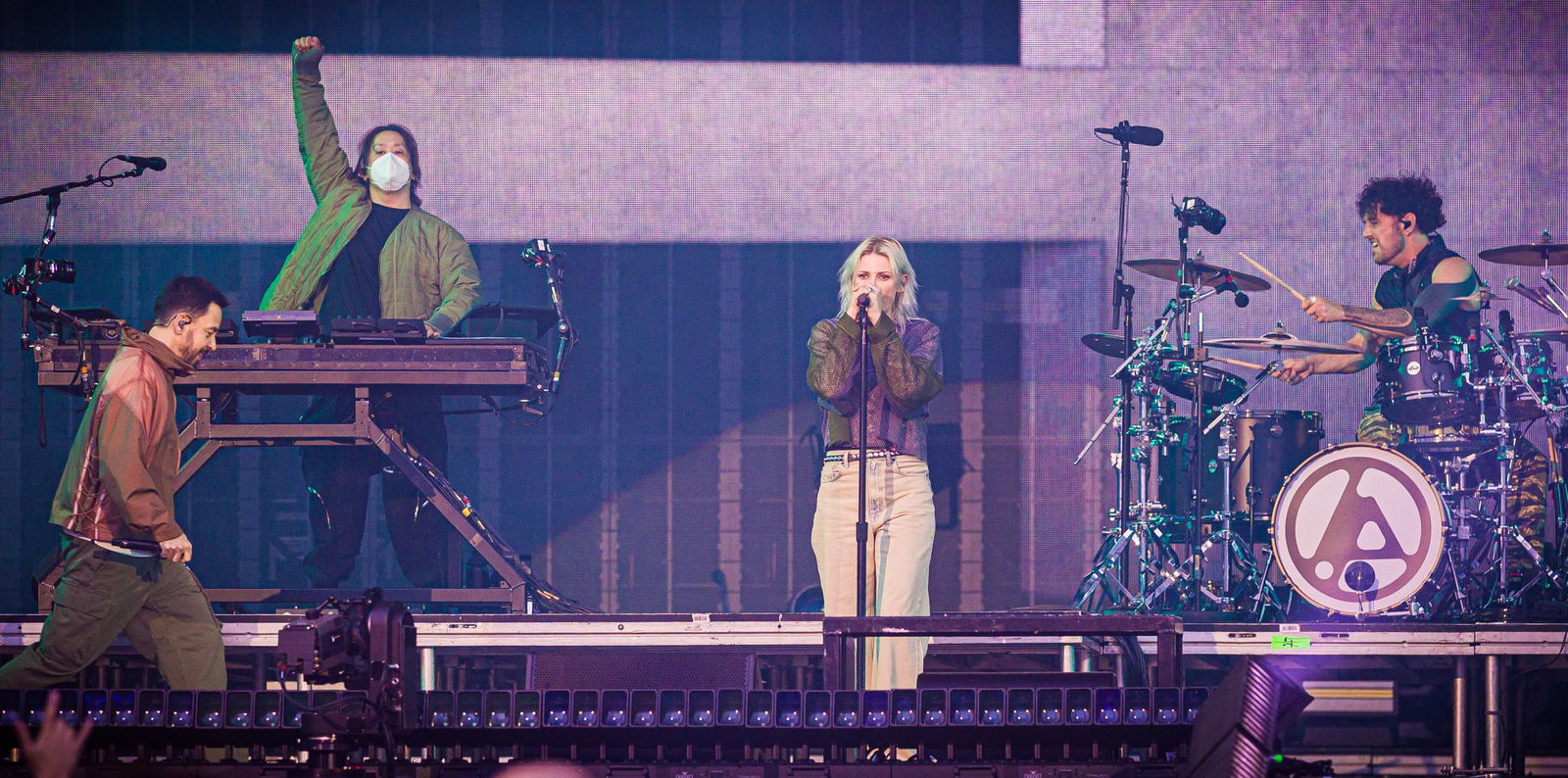 Die Band Linkin Park performt während ihres Konzerts im Rahmen ihrer «From Zero World Tour 2025» auf der Bühne in der Heinz-von-Heiden-Arena.