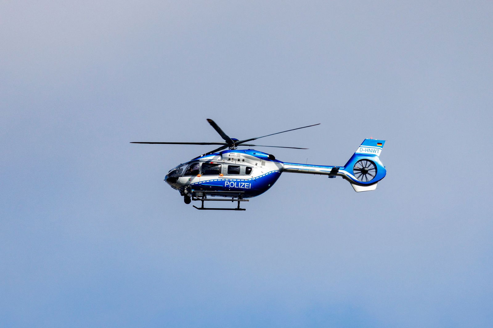 Mit einem Hubschrauber sucht die Polizei nach dem Verdächtigen. (Symbolbild)