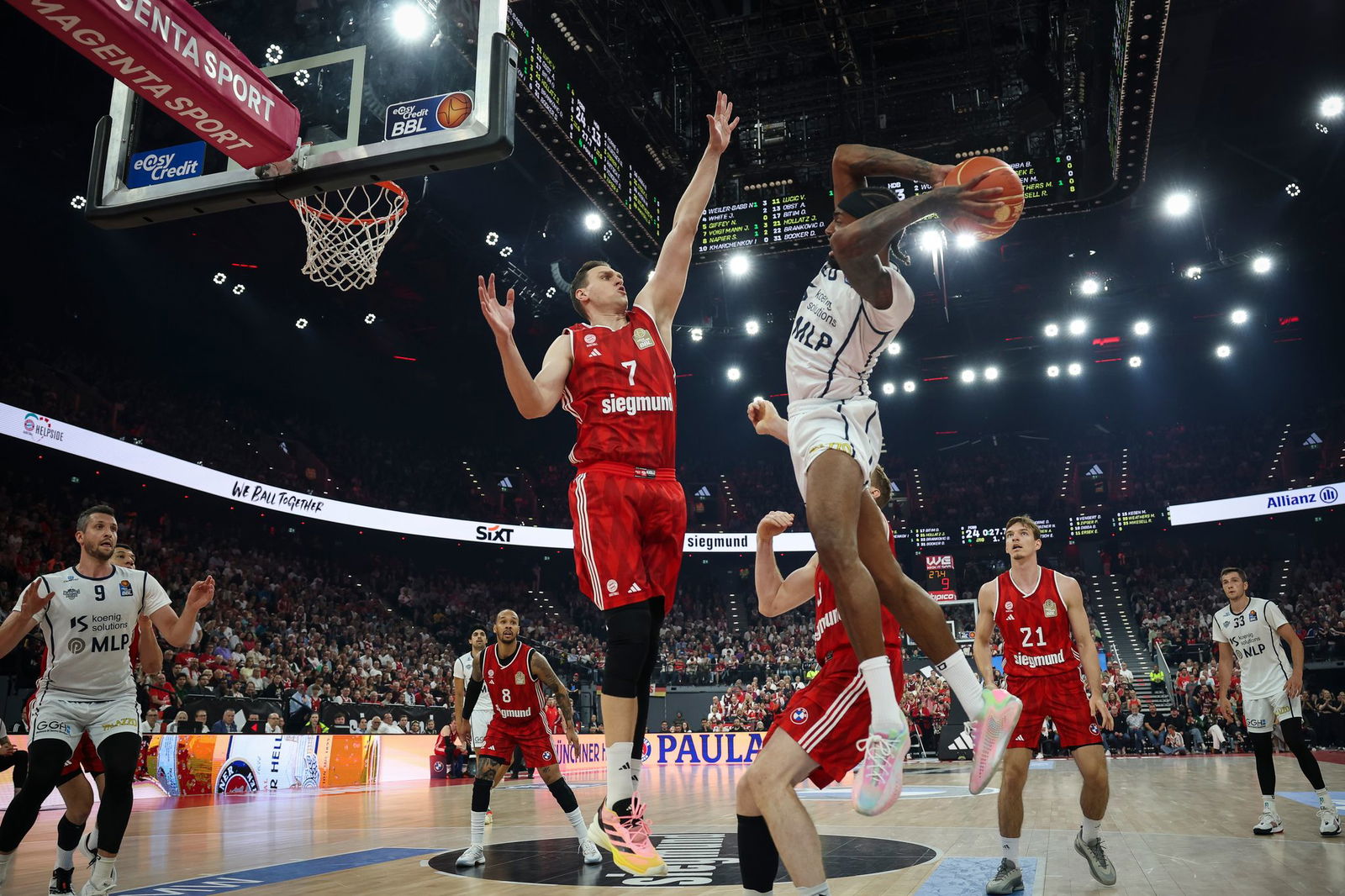 Bayerns Basketballer stehen nach einem deutlichen Erfolg vor dem Einzug ins Playoff-Finale.