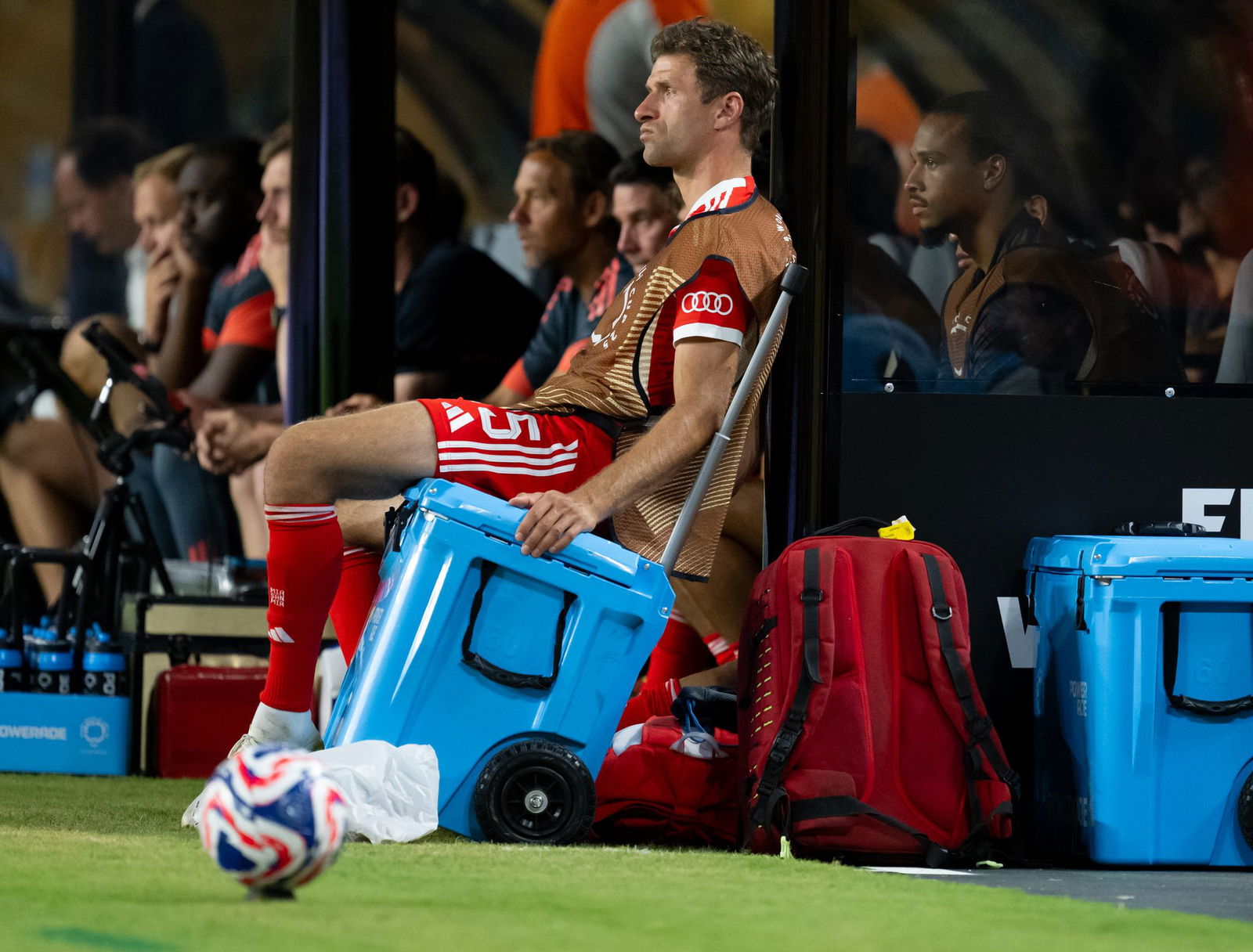 Auch als Reservist immer für etwas Besonderes gut: Thomas Müller verfolgt das Spiel gegen Boca Juniors auf einer Kühlbox sitzend.
