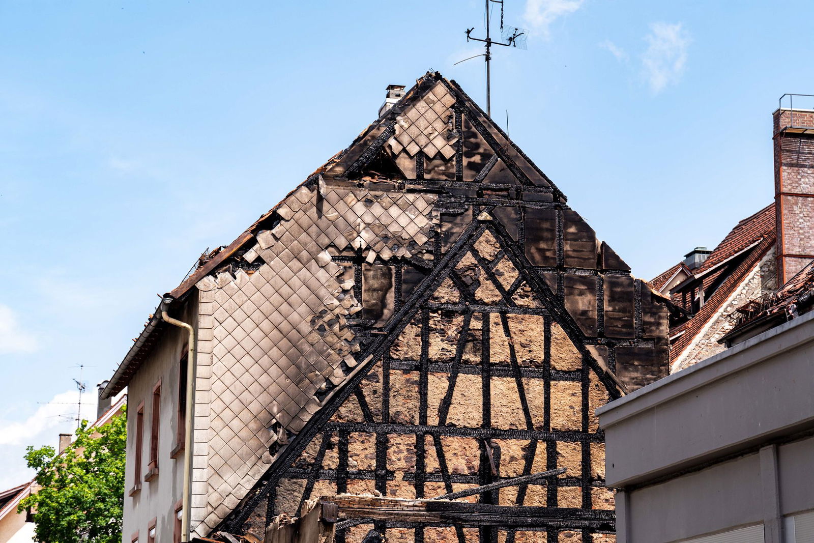 Nach dem Großbrand in der Innenstadt von Villingen sind die Häuser zunächst nicht mehr bewohnbar, zwei der sechs Gebäude sind zum Teil eingestürzt.