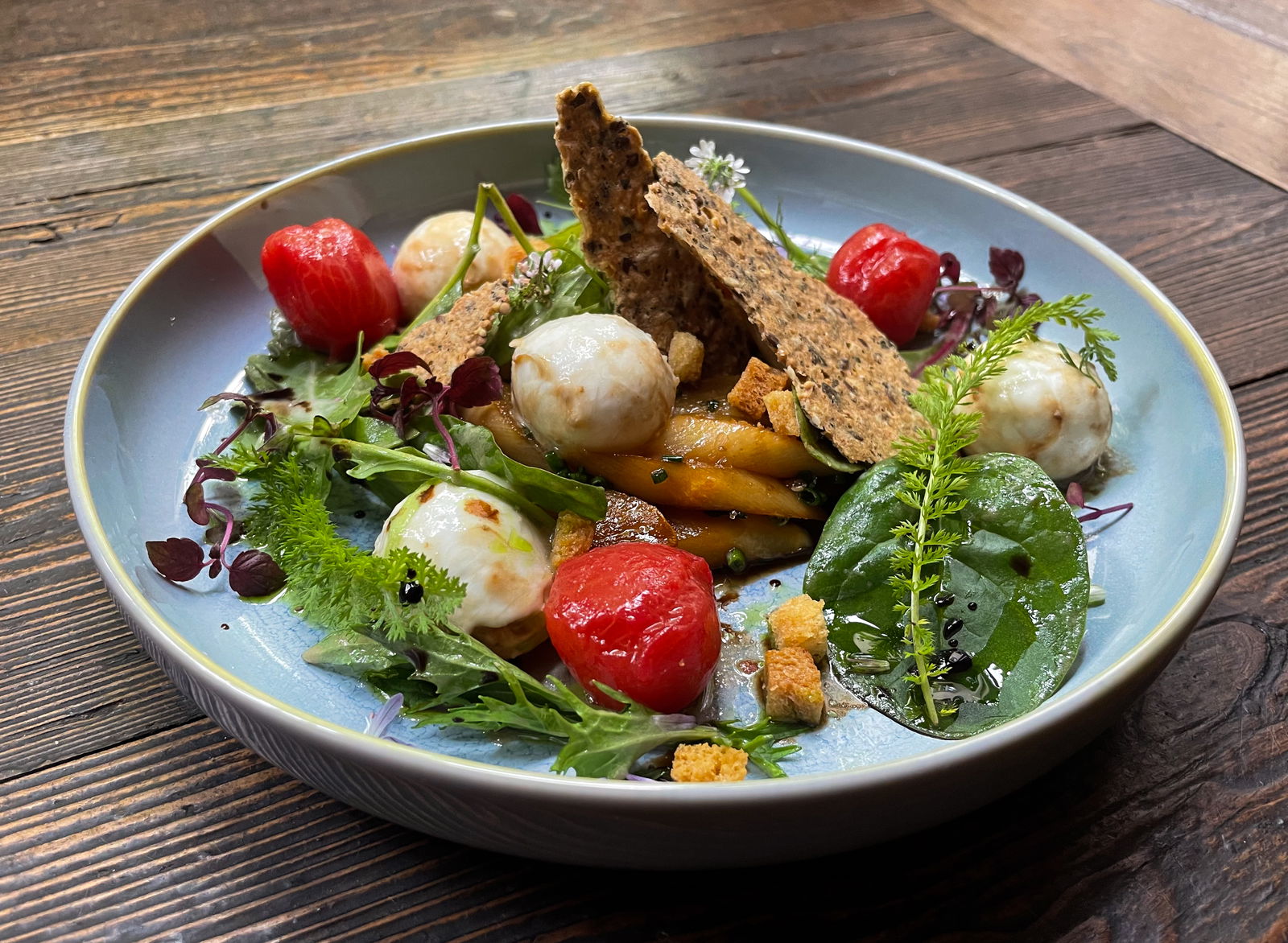 Karamellisierter Spargelsalat mit Büffelmozzarella