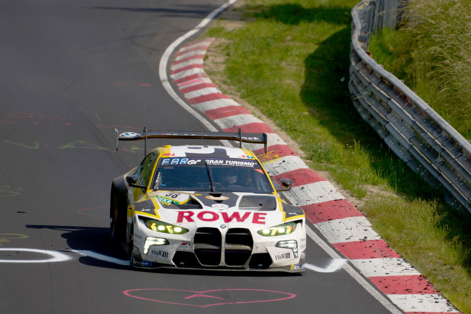BMW-Rowe siegte bei den turbulenten Motorsport-Klassiker.