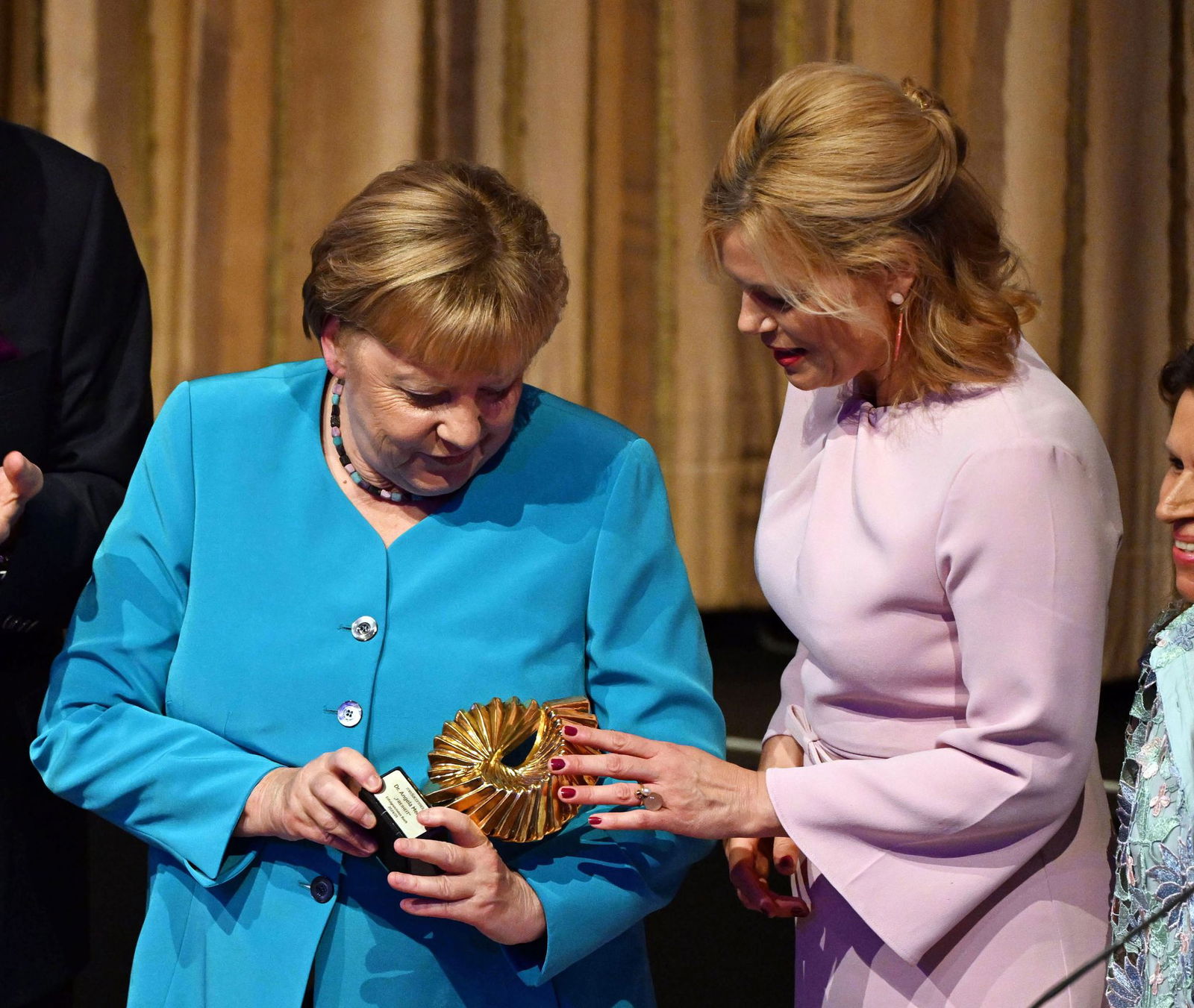 Dass Julia Klöckner extra von Berlin nach Baden-Baden gekommen ist, rechnet ihr Angela Merkel hoch an.