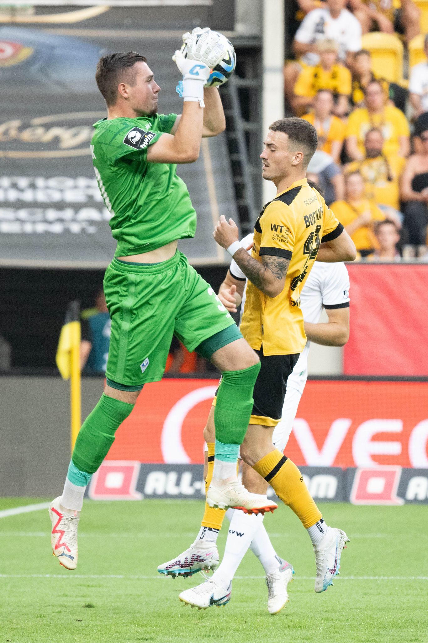 Waldhof-Torwart Lucien Hawryluk (l) bleibt ein weiteres Jahr in Mannheim.