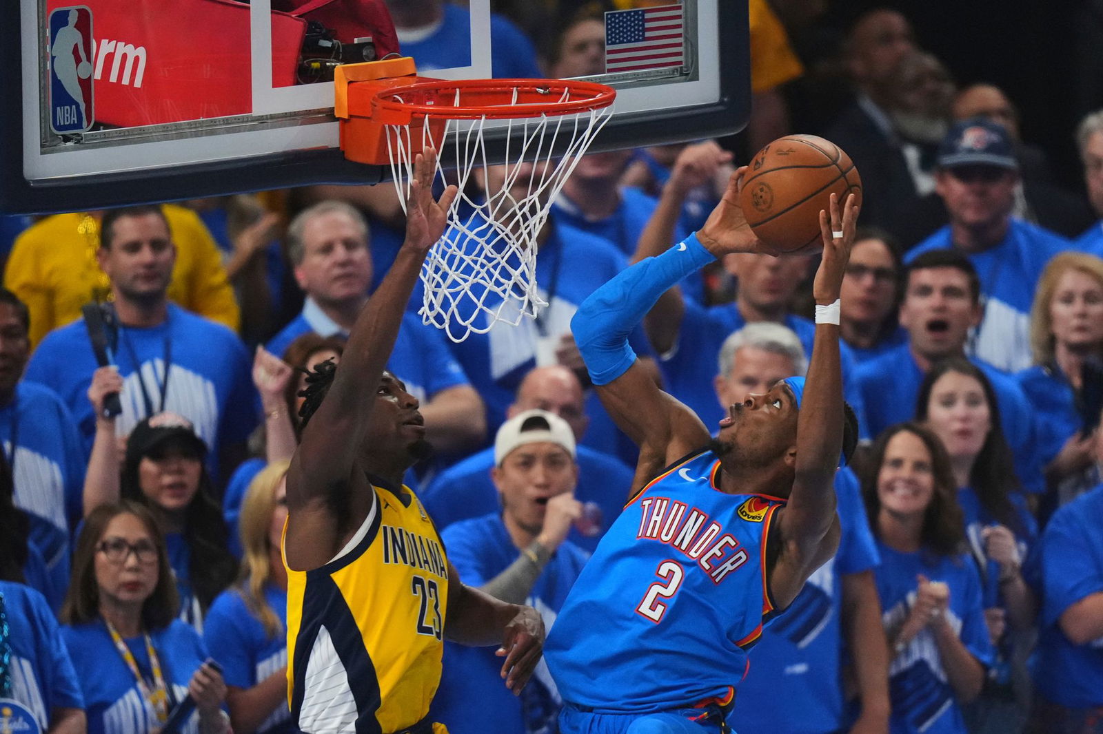Umkämpft bis zum letzten Zentimeter vor dem Korb: Spiel sieben in den NBA-Finals.
