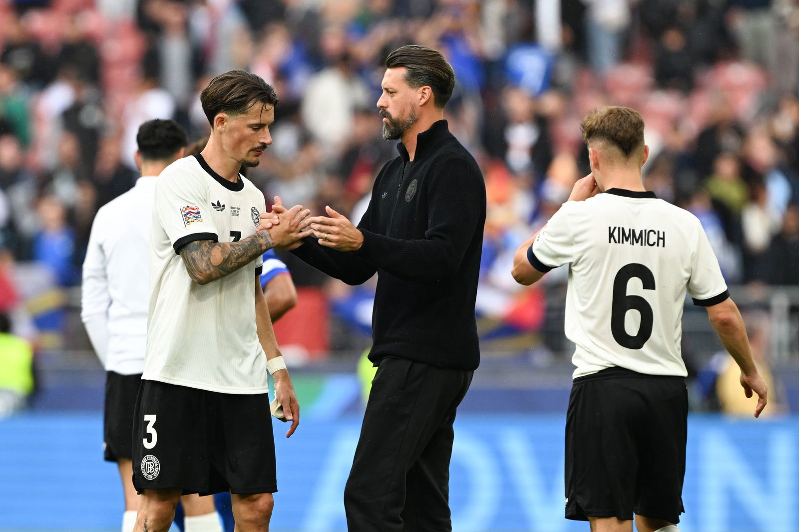 Servus Jungs: Sandro Wagner klatscht nach seinem letzten Länderspiel als Co-Trainer mit Robin Koch (l) ab. Rechts Kapitän Joshua Kimmich.