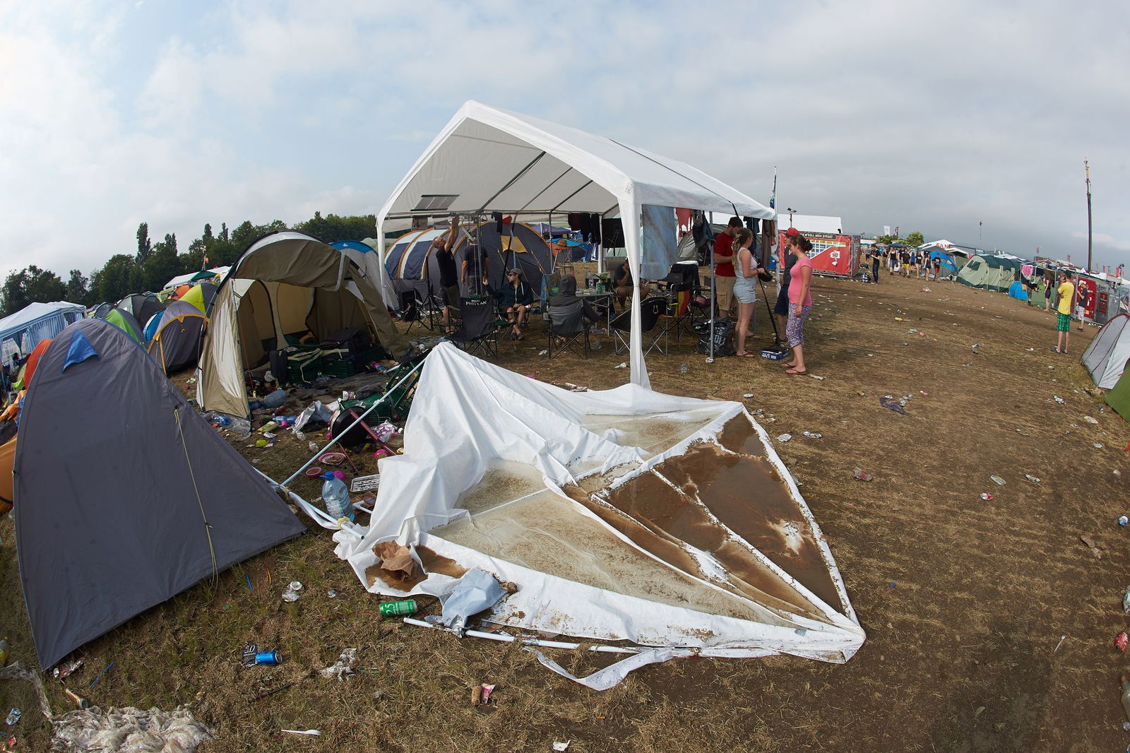 Unwetter zerstörte 2015 Zelte bei Rock am Ring. (Archivbild)
