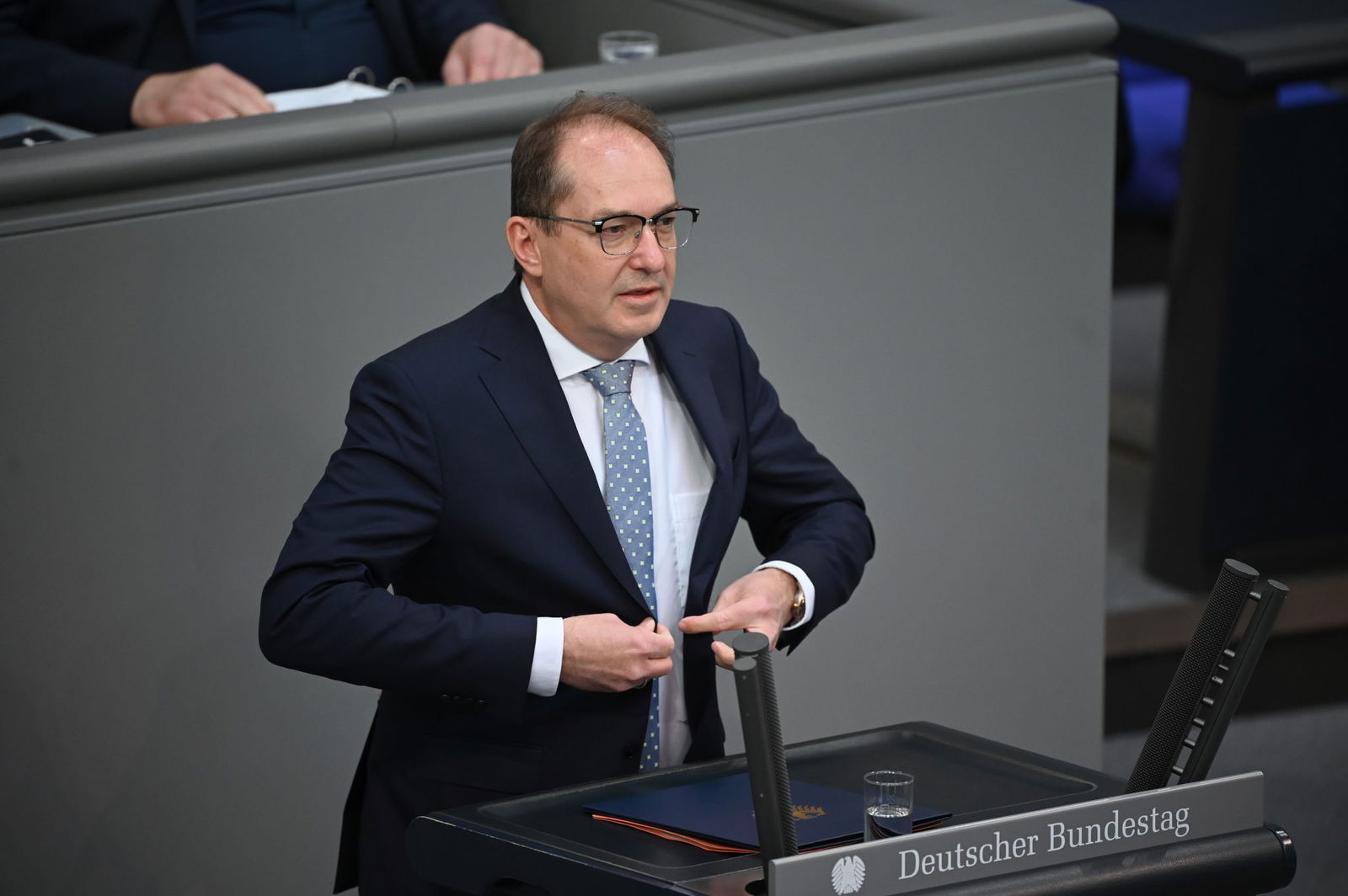 Die Grünen warfen Bundesinnenminister Alexander Dobrindt (CSU) in der Debatte vor, er imitiere mit seiner Betonung der Probleme der «illegalen Migration» die AfD.