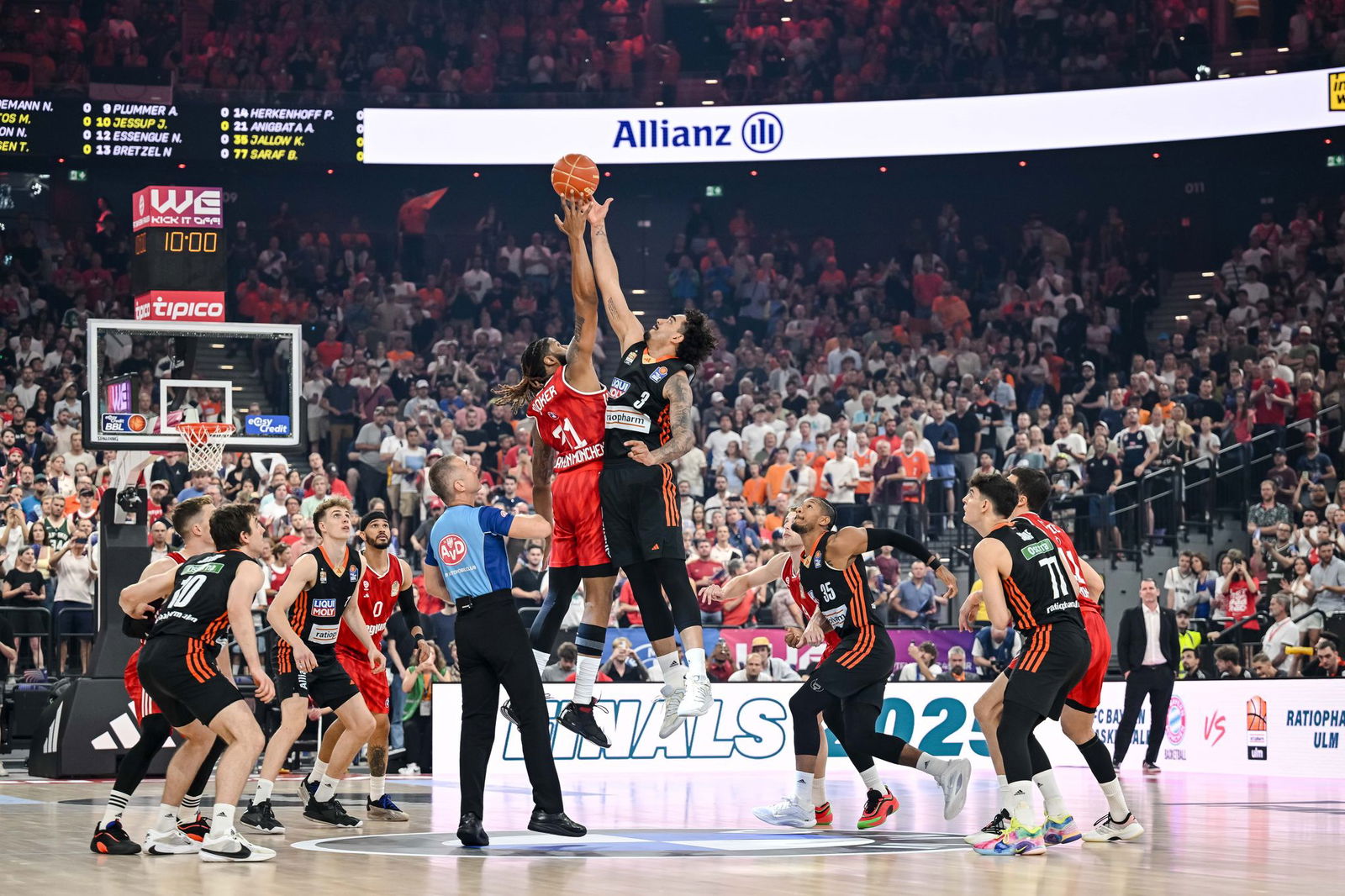 Der FC Bayern München (rot) und Ratiopharm Ulm begegneten sich im dritten Finalspiel lange auf Augenhöhe.