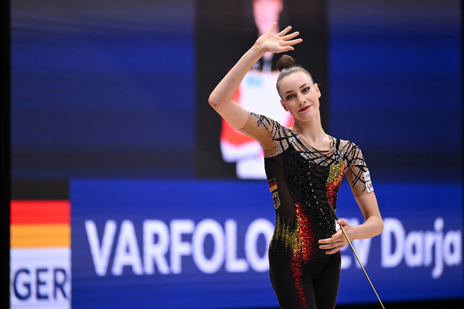 Darja Varfolomeev winkt erleichtert ins Publikum.