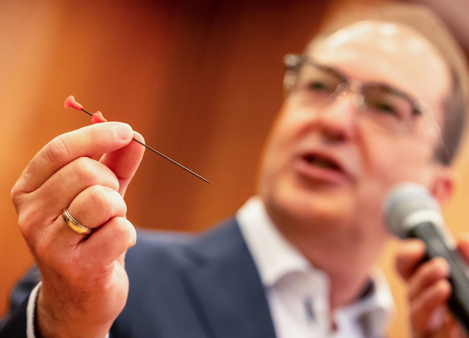 Dobrindt warnt vor der Gefahr der Waffe. 