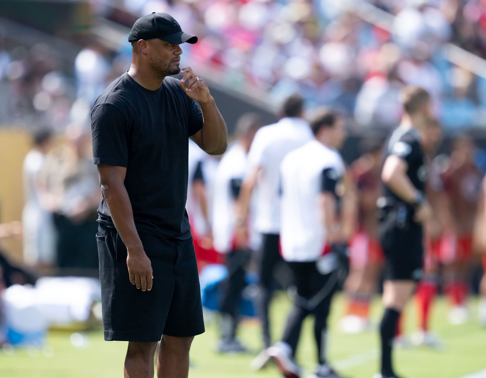 Vincent Kompany in kurzer Hose am Spielfeldrand. Auch dem Trainer verlangte die Hitze alles ab.