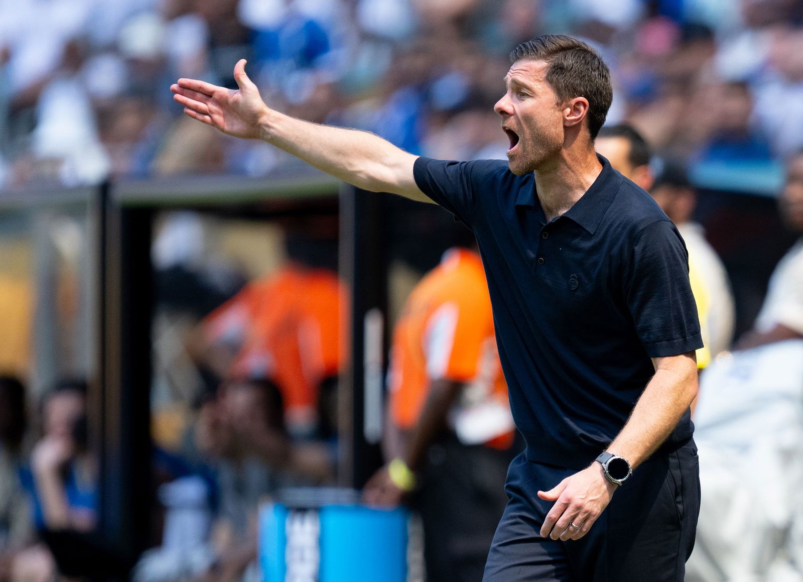 Engagiert am Spielfeldrand beim Real-Debüt: Xabi Alonso.