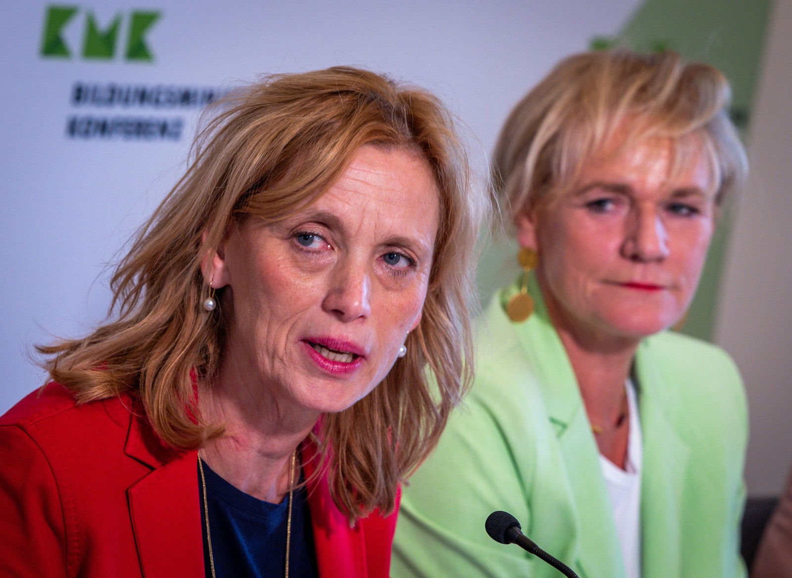 Eine Expertenkommission soll nach Vorstellungen von Bundesbildungsministerin Karin Prien (CDU, l) dabei helfen, Kinder besser vor Risiken durch die Nutzung von Handys und Social Media zu schützen.