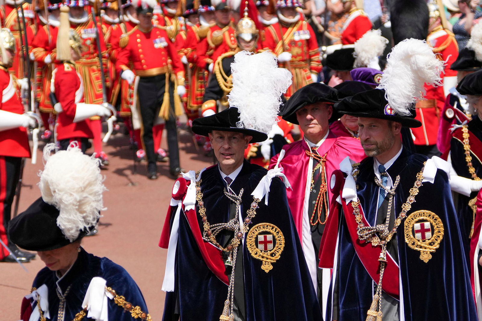 Der britische Prinz Edward (l) und Prinz William kommen Zeremonie des Hosenbandordens. 
