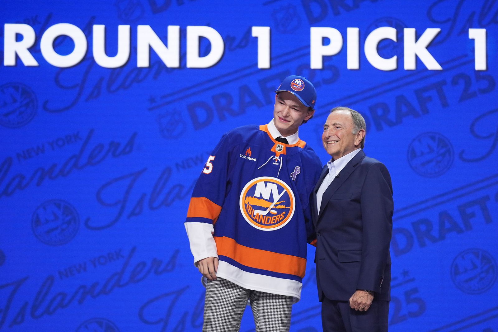 Der an Nummer eins im Draft ausgewählte Matthew Schaefer (l) und NHL-Chef Gary Bettman