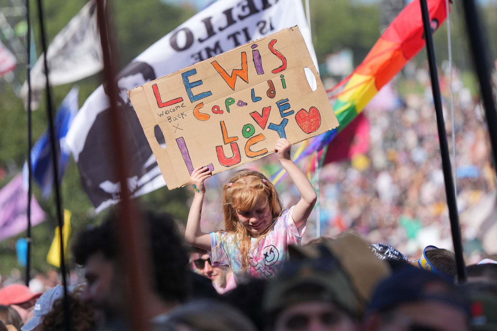 Fans zeigen Lewis Capaldi ihre Unterstützung.