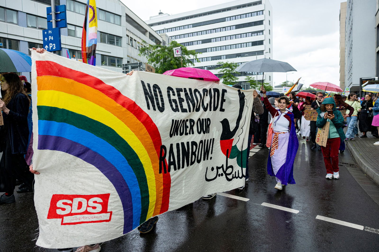 Die Teilnehmer des diesjährigen CSD demonstrierten trotz Regen für Vielfalt, Toleranz und Gleichberechtigung.