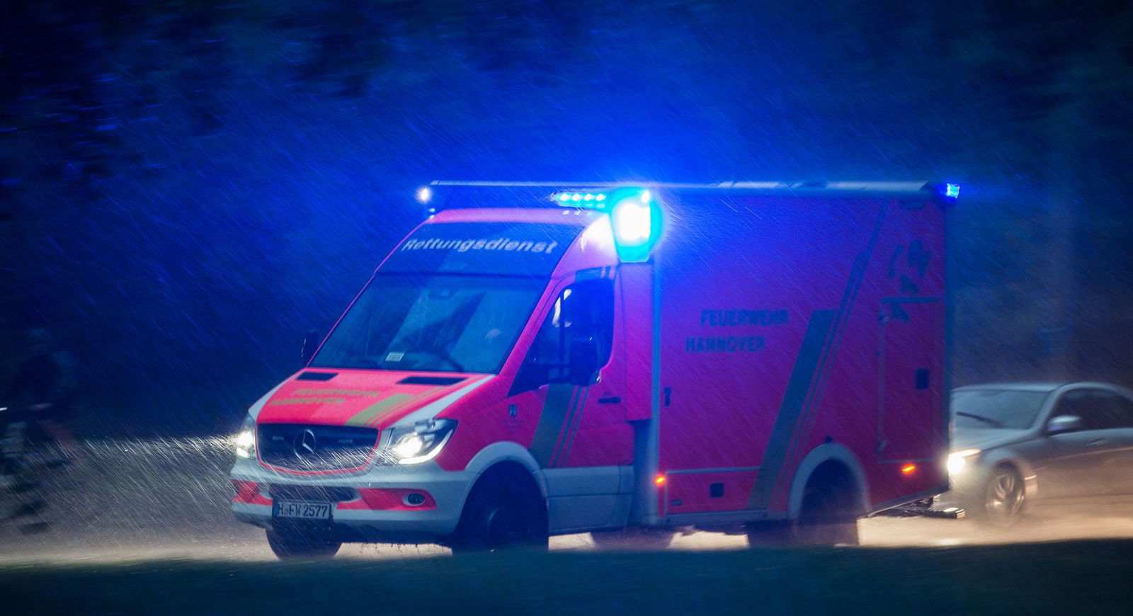 Der 27 Jahre alte Beifahrer des Unfallverursachers sowie die Insassen des entgegenkommenden Pkw wurden bei dem Zusammenprall schwer verletzt. (Symbolbild)
