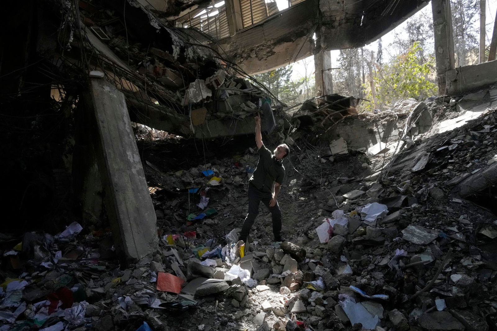 Ein Mann zeigt auf Schäden im Bürogebäude des Ewin-Gefängnisses in der iranischen Hauptstadt. 