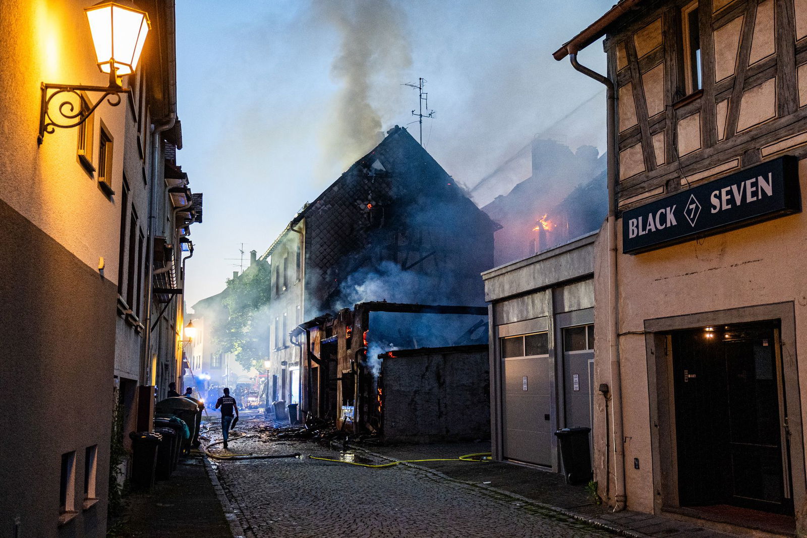 Der Schaden dürfte nach ersten Einschätzungen der Feuerwehr in die Millionen gehen.