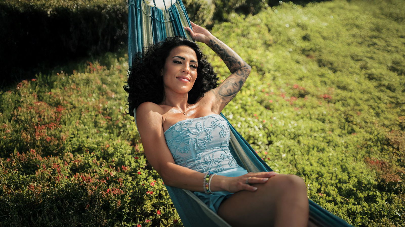 In der Reality-Show zieht eine sogenannte Single-Lady - nun also Miras - mit vielen flirtwilligen Männern in eine luxuriöse Villa in Griechenland. 