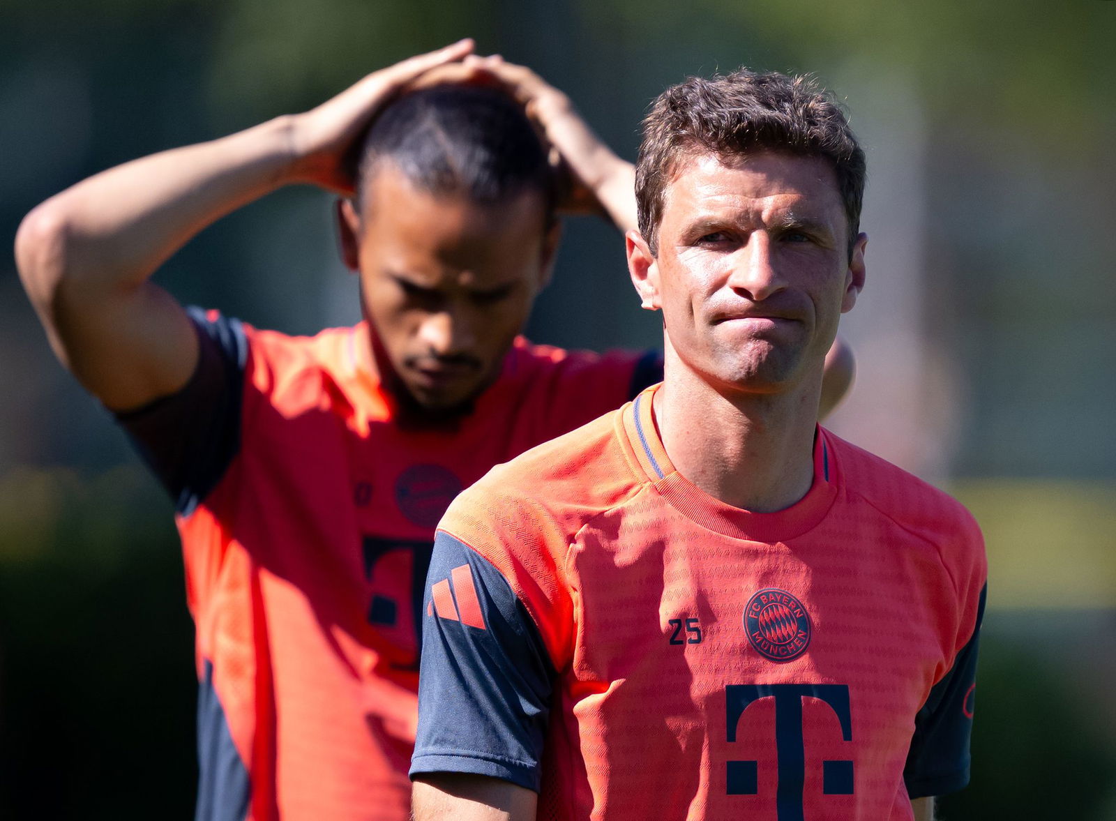 Für Thomas Müller (r) und Leroy Sané muss Ersatz her.