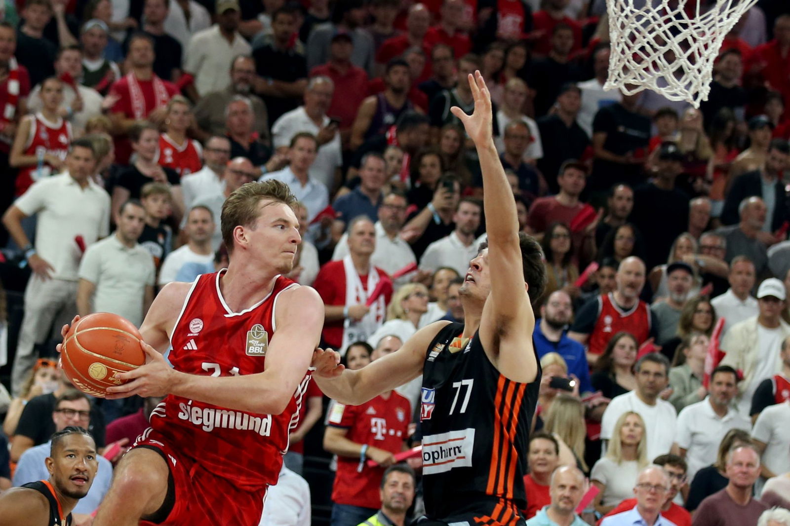 Justus Hollatz (links) und Ben Saraf kämpfen um den Ball.