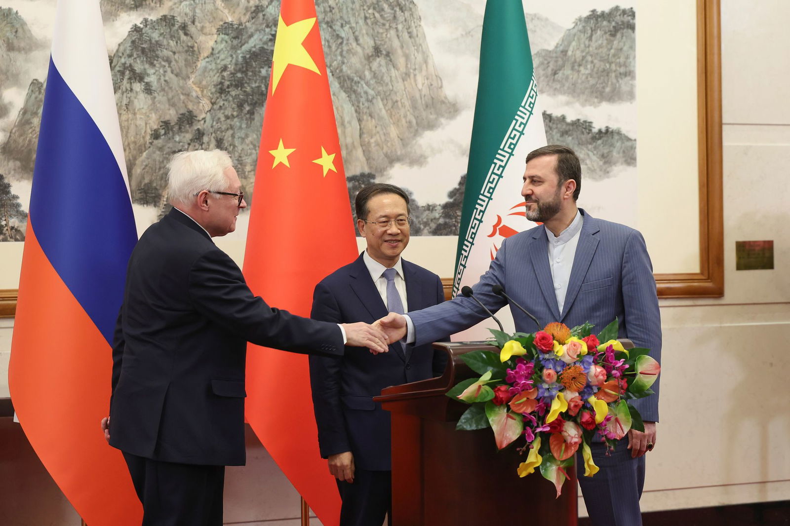 Russlands Vizeaußenminister Rjabkow gibt bei einem Treffen dem iranischen Vizeaußenminister Kazem Gharibabadi die Hand. (im Hintergrund Chinas Vizeaußenminister Ma Zhaoxu - Archivbild)