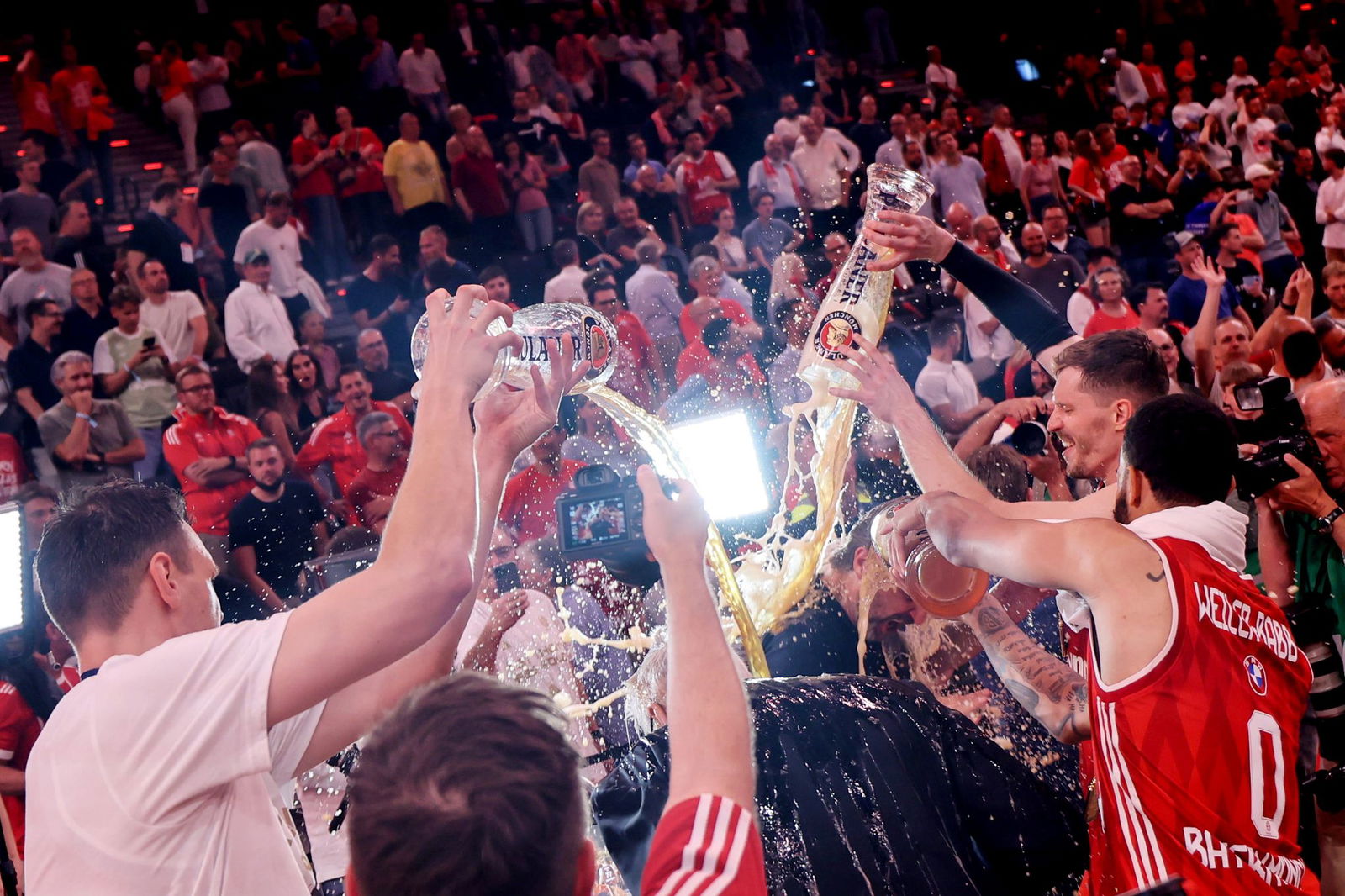 Die Bayern-Basketballer überschütten Coach Herbert mit Bier.